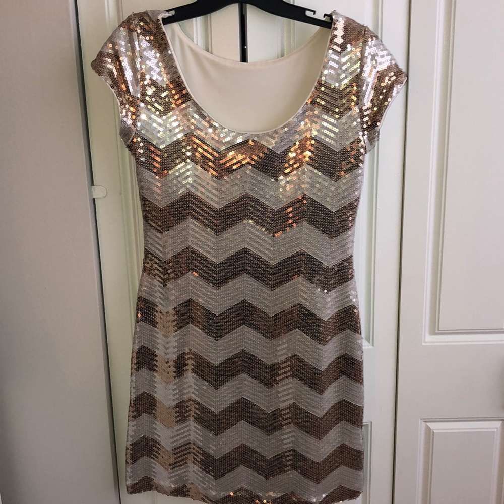 Dress - Picture 4 of 4